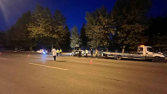 Ağaca çarpıp ikiye bölünen otomobilin sürücüsü öldü