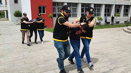 AK Parti Sözcüsü Çelik'in seçim bürosuna sığınan şahsı yaralayan iki kişi yakalandı