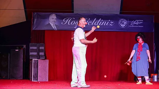 Akrobasi sirki yaz akşamlarına renk katıyor