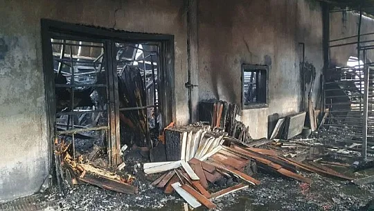 Alevlere teslim olan fabrikada hasar gün ağarınca ortaya çıktı