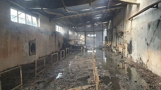 Alevlere teslim olan fabrikada hasar gün ağarınca ortaya çıktı