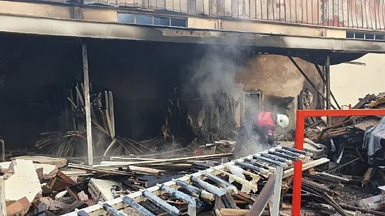 Alevlere teslim olan fabrikada hasar gün ağarınca ortaya çıktı