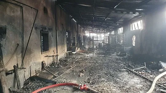 Alevlere teslim olan fabrikada hasar gün ağarınca ortaya çıktı