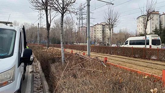 Ambulans tramvay yoluna girdi: 1 yaralı