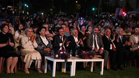 Depremzede korodan duygulandıran konser