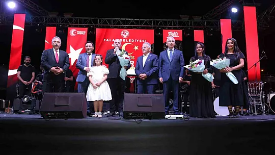 Depremzede korodan duygulandıran konser