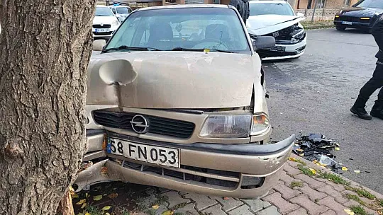 Arabasını yıkadı, ardından kaza yaptı: 3 yaralı
