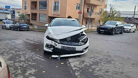Arabasını yıkadı, ardından kaza yaptı: 3 yaralı