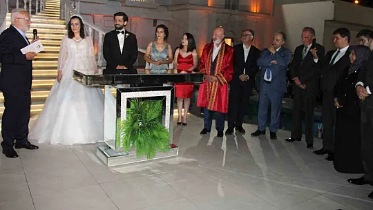 Protokolü buluşturan düğün!