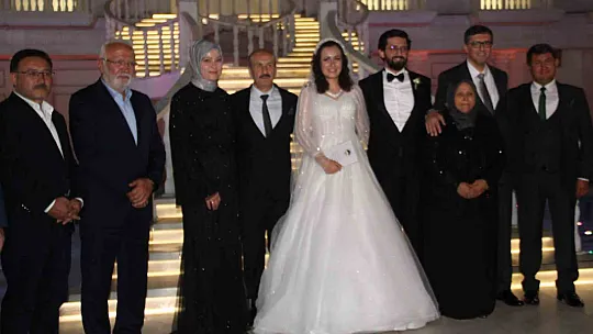 Protokolü buluşturan düğün!