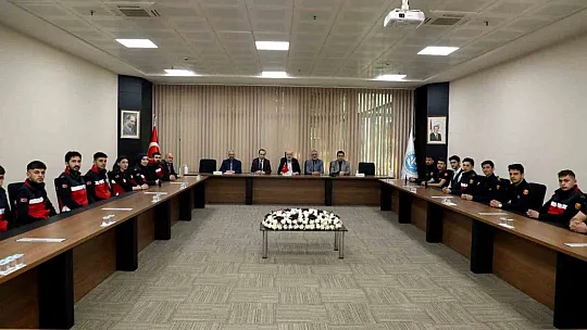 Arama kurtarma çalışmalarına katılan öğrencilerden Rektör'e ziyaret