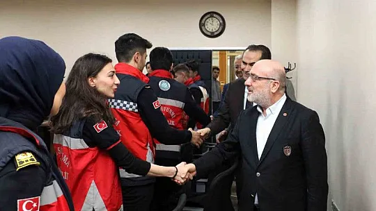 Arama kurtarma çalışmalarına katılan öğrencilerden Rektör'e ziyaret