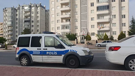 Ecel asansör beklerken yakaladı