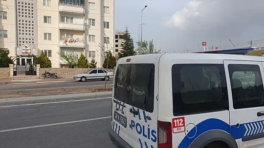Ecel asansör beklerken yakaladı