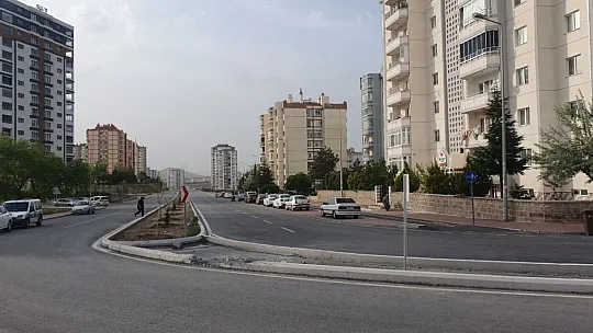 Ecel asansör beklerken yakaladı