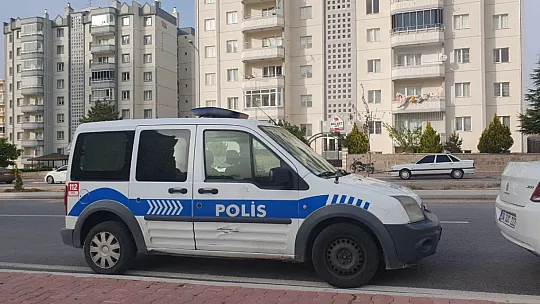 Ecel asansör beklerken yakaladı