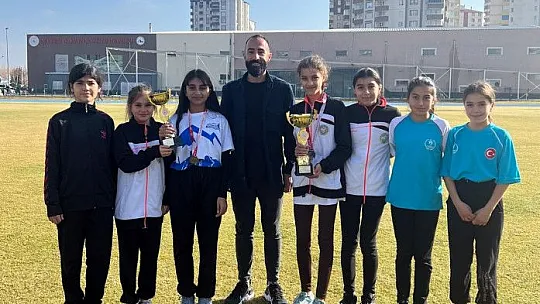 Atatürk koşusunda Talasgücü'lü atletler kürsüye çıktı