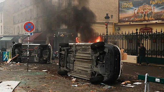 Terör örgütü PKK yandaşları Paris sokaklarını savaş alanına çevirdi