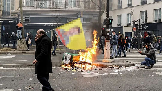 Terör örgütü PKK yandaşları Paris sokaklarını savaş alanına çevirdi