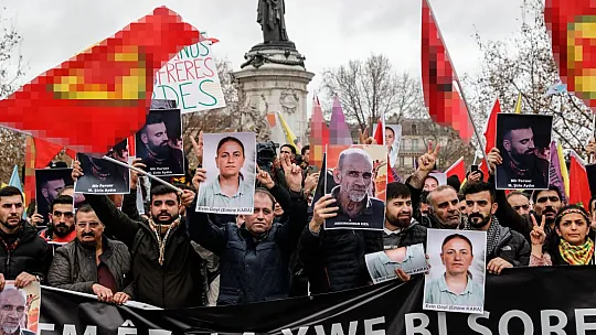 Terör örgütü PKK yandaşları Paris sokaklarını savaş alanına çevirdi