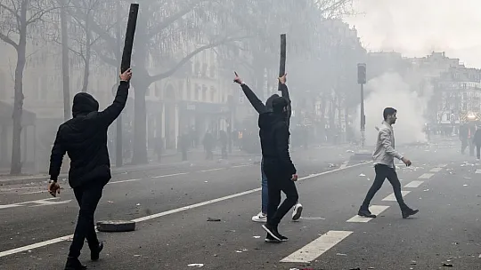Terör örgütü PKK yandaşları Paris sokaklarını savaş alanına çevirdi