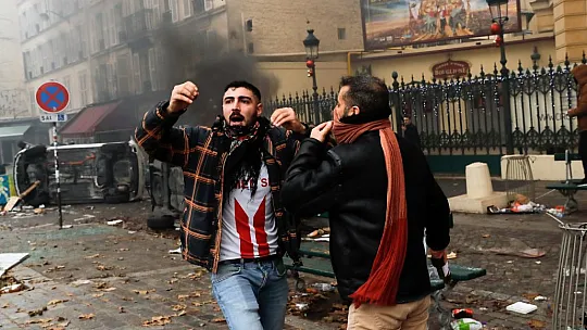 Terör örgütü PKK yandaşları Paris sokaklarını savaş alanına çevirdi