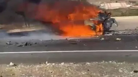 Aydınlatma direğine çarpan otomobil yandı: 1 ölü