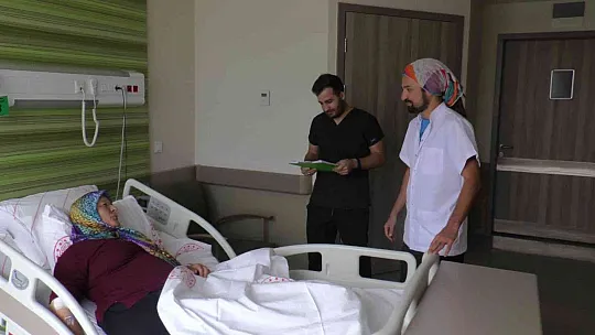 Protez ameliyatı olmuştu! Ayşe teyzenin bacağı kesilmeden kurtarıldı!