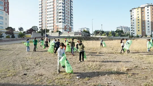 Bahçelievler Ortaokulu öğrencilerinden çevre temizliği
