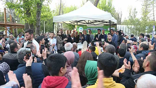 Vatandaştan Bakan Akar'a yoğun ilgi