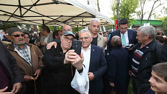 Vatandaştan Bakan Akar'a yoğun ilgi