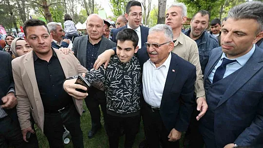 Vatandaştan Bakan Akar'a yoğun ilgi
