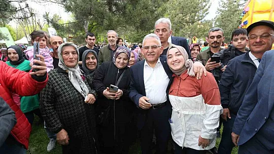 Vatandaştan Bakan Akar'a yoğun ilgi