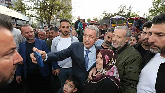Vatandaştan Bakan Akar'a yoğun ilgi