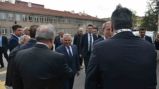 Bakan Akar öğrencilerle buluştu...