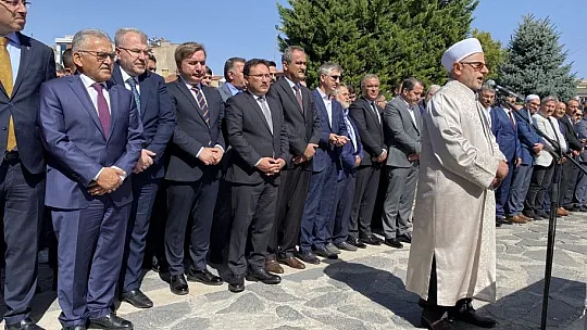 Bakan Özer, Kayseri'de cenaze namazına katıldı