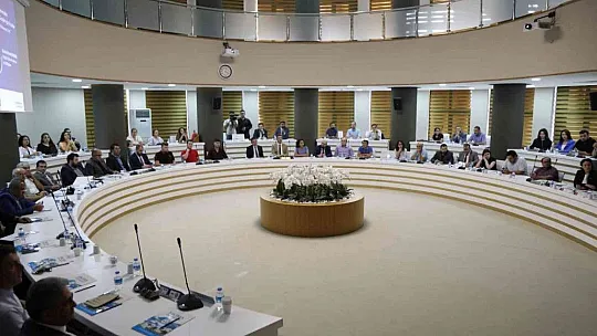 Kaymakcı, ERÜ'de akademisyenler ve öğrencilerle buluştu