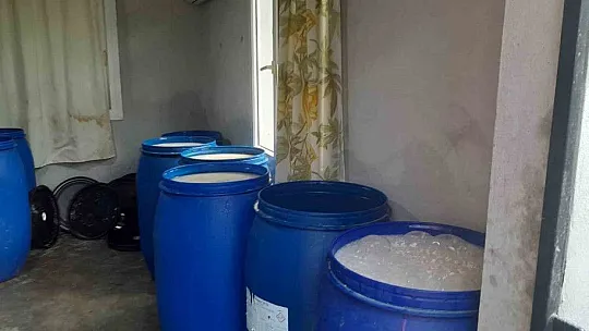 Banyo ve tuvalette üretilen 3 bin 390 litre sahte içki ele geçirildi