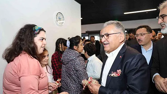 Başkan Büyükkılıç Engelsiz Yaşam Merkezi'nde Özel Vatandaşlarla Buluştu