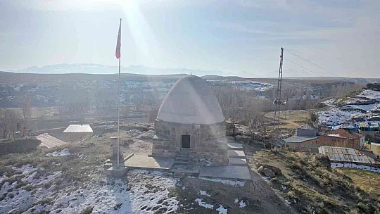 Tarihi türbe yeniden ayağa kalktı