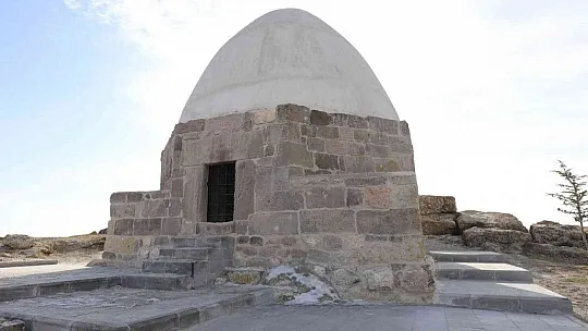 Tarihi türbe yeniden ayağa kalktı