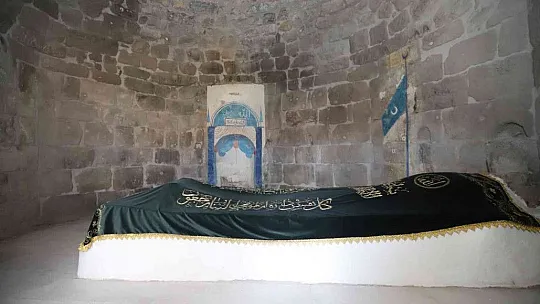 Tarihi türbe yeniden ayağa kalktı