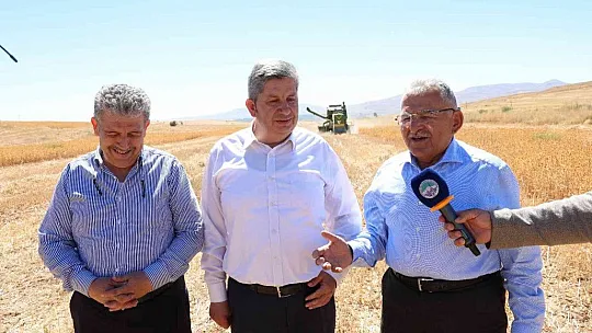 Başkan Büyükkılıç, Bünyan'da biçerdöver kullanarak, aspir hasadı yaptı