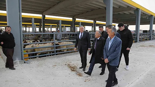 Başkan Büyükkılıç, Canlı Hayvan Pazarı'nda sıkı pazarlığa katıldı