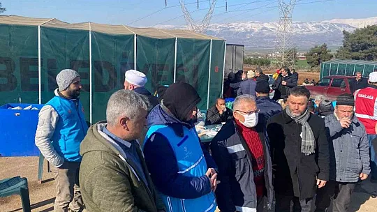 Büyükşehir deprem bölgesinde sıcak yemek ve çorba dağıttı