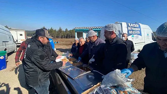 Büyükşehir deprem bölgesinde sıcak yemek ve çorba dağıttı