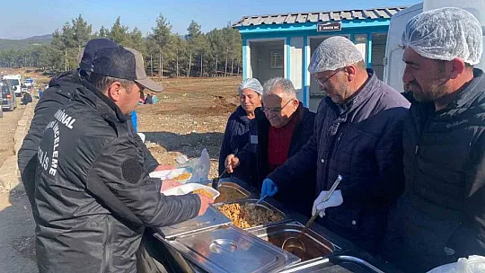 Büyükşehir deprem bölgesinde sıcak yemek ve çorba dağıttı