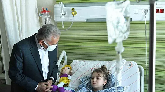 Başkan Büyükkılıç depremzedeleri hastanede ziyaret etti