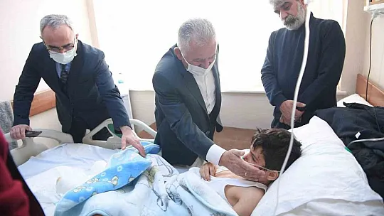 Başkan Büyükkılıç depremzedeleri hastanede ziyaret etti
