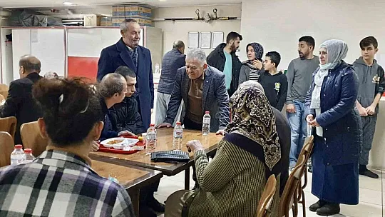 Büyükkılıç, depremzedeleri ziyaret edip, çocuklarla ilgilendi